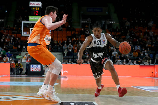 凭借一名替 凭借一名替